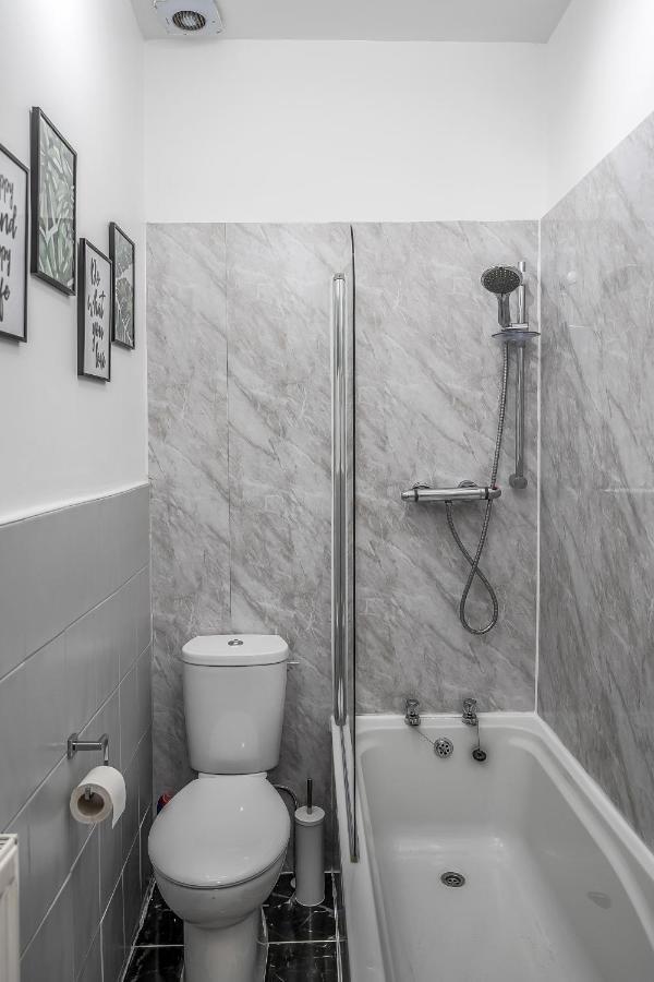 Private Ground Floor Main Door Entrance - Spacious 2 Bedroom Property - The Shore, Leith Edinburgh Exterior photo